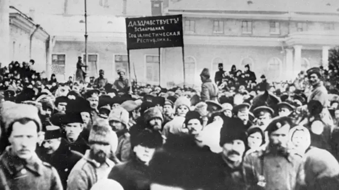 Жители Петрограда проводят демонстрацию у здания Государственной думы с лозунгом "Да здравствует всенародная социалистическая революция