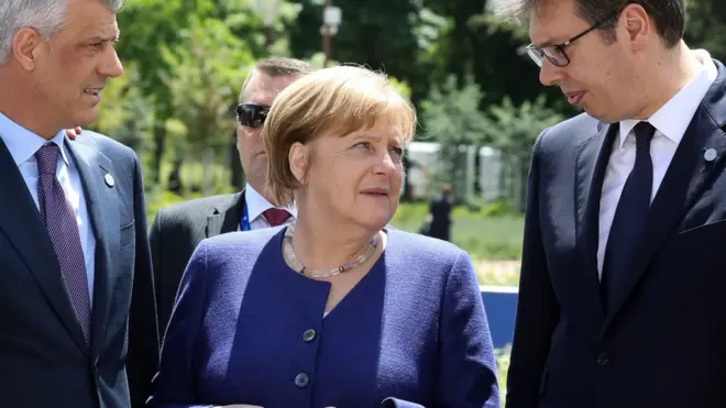 Predsednici Kosova i Srbije, Hašim Tači (levo) i Aleksandar Vučić (desno) sa nemačkom kancelarkom Angelom Merkel u Sofiji su se sastali licem u lice, na Zagrebačkom samitu razgovaraće preko veb-kamere
