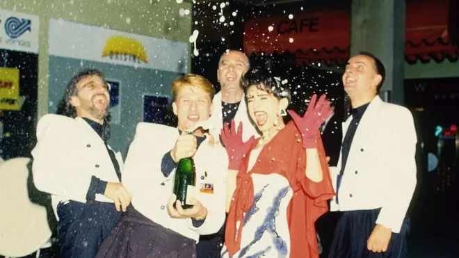 Grupa Riva proslavlja pobedu