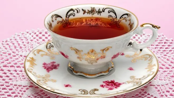 Neki ljudi baš uživaju u toj šoljici čaja