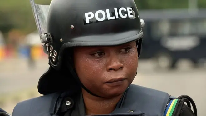 Nigeria police woman dey sweat on duty