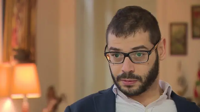 أصيب "جو رحال" بشلل دماغي نتيجة خطأ طبي عند ولادته ما أقعده وعرضه لكثير من الصعوبات، حتى تمكن من النجاح وبات يعتزم مساعدة أقرانه.