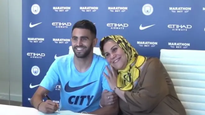 والدة رياض محرز تجذب الأنظار