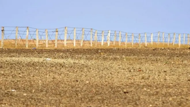 السياج المغربي في منطقة الكركرات التي فجرت أزمة حادة بين المغرب والبوليساريو