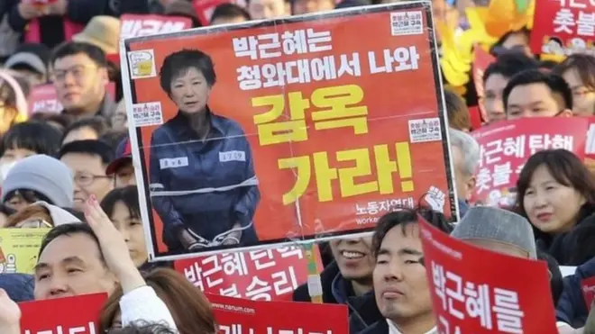 مظاہرین کے ہاتھوں میں موجود بینرز پر برطرف صدر سے مطالبہ کیا جا رہا ہے کہ وہ جیل میں جائیں