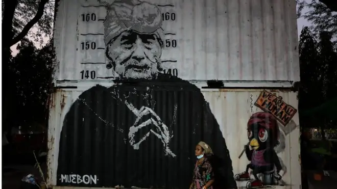 ศิลปินพ่นสีเป็นภาพ "ปู่คออี้" ผู้นำจิตวิญญาณของชุมชนกะเหรี่ยงบ้านบางกลอย บนคอนเทนเนอร์ที่ตำรวจนำมาตั้งบริเวณที่ชุมนุมของชาวบ้านใกล้ทำเนียบรัฐบาล