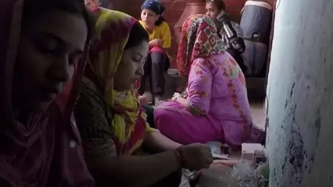 چوڑیاں بنانے والے سنہری ہاتھوں کو کیا ملتا ہے؟