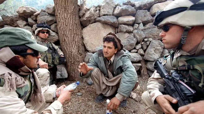 afgan tercüman abdli askerlere yardım ederken