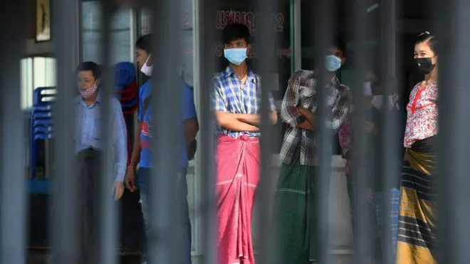 แรงงานต่างด้าวใน จ.สมุทรสาคร ซึ่งถูกจัดให้เป็น "พื้นที่ควบคุมสูงสุด"