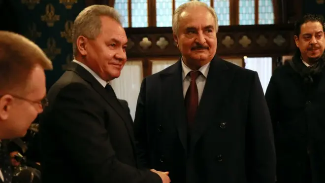 General Hafter (sağda), Rusya'da Savunma Bakanı Şoygu ile görüştü