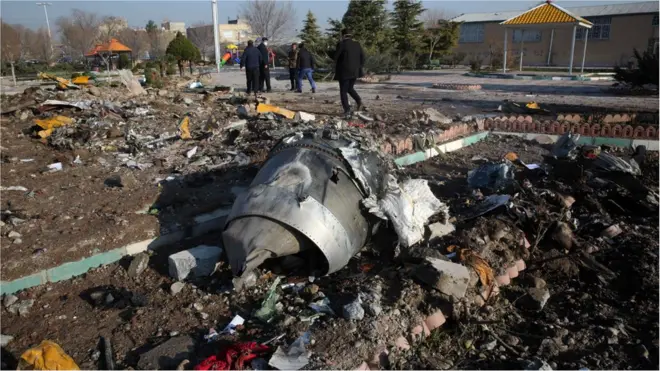 Rescue team dey work for di site wia Ukrainian plane crash for Tehran on 8 January, 2020.