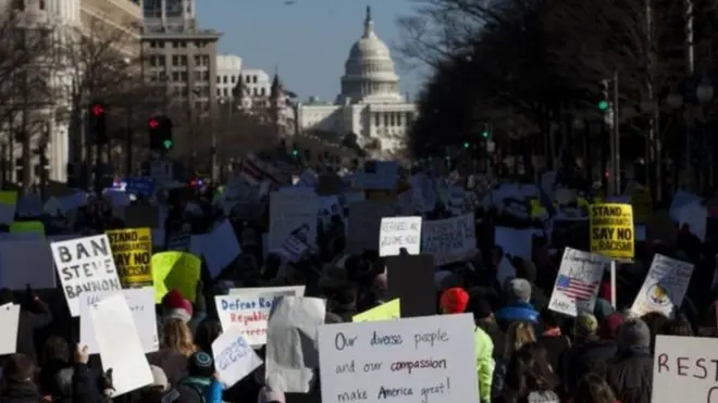 Трамнинг виза чеклови кескин норозиликларга учраяпти