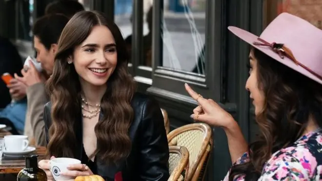 بطلة المسلسل ليلي كولنز (أو إيميلي)