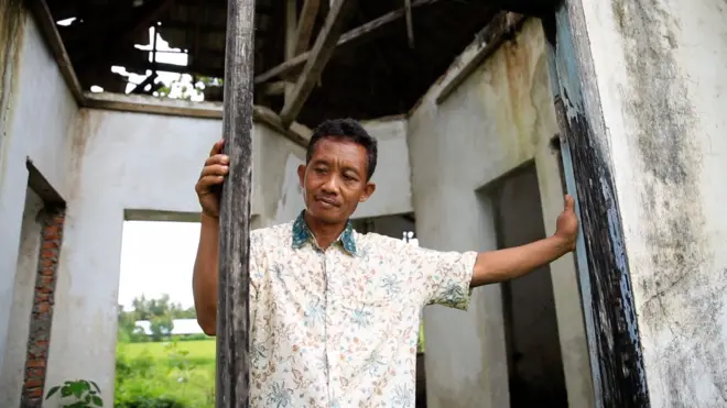 Syahidin menengok rumahnya yang ditinggalkan selama 12 tahun.