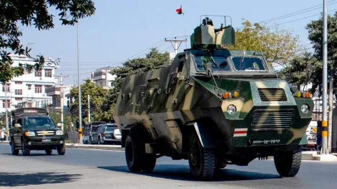 Iring-iringan kendaraan militer melintas di ruas jalan di Mandalay, Selasa (02/02), setelah terjadi kudeta militer di Myanmar.