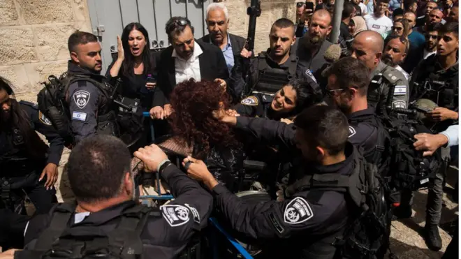 اعتداء ضباط الشرطة الإسرائلية على مشيعين في جنازة مراسلة الجزيرة شيرين أبو عقله في القدس