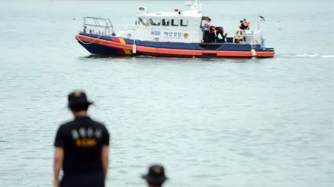 완도 앞바다에서 조유나 가족이 탄 차량을 수색 중인 경찰