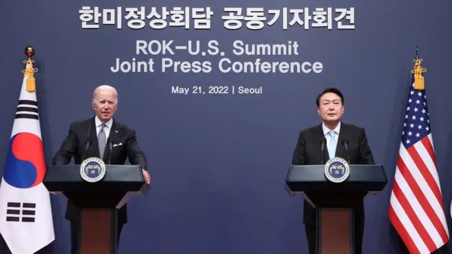 21일 용산 대통령실 청사 강당에서 한미정상회담 공동 기잔회견을 하고있는 윤석열 대통령과 조 바이든 미국 대통령