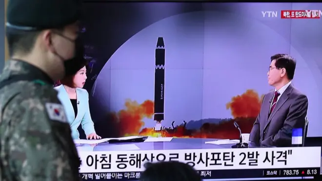 북한이 동해상으로 단거리탄도미사일(SRBM)을 발사한 20일 서울 중구 서울역 대합실에서 시민들이 관련 뉴스를 시청하고 있다