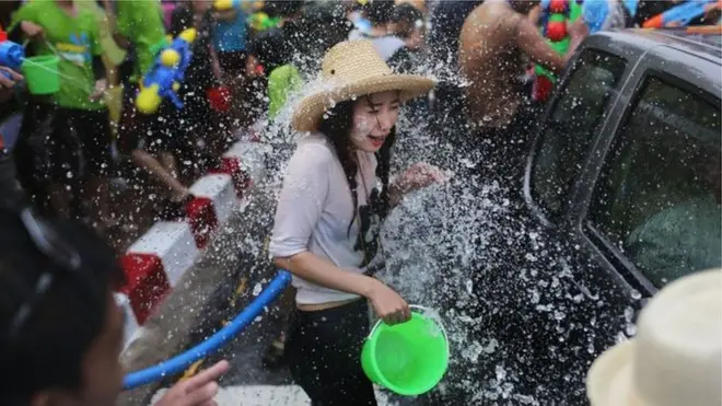 Lễ hội té nước Songkran của Thái Lan bắt đầu từ thứ Sáu 13/4, mang theo những lo ngại về nạn quấy rối tình dục.