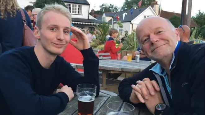 Jamie Brown (solda) babası Tony Brownla