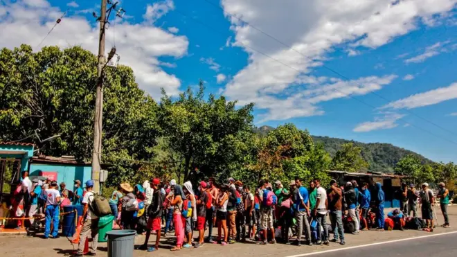 از آوارگان ونزوئلا در مرز کلمبیا آزمایش کرونا به عمل می‌آید