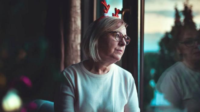 Mulher olhando pela janela