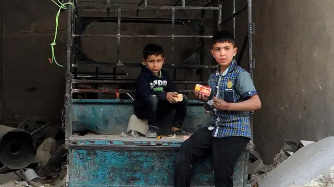 По сообщениям врачей и спасетелей из Восточной Гуты, в результате возможной химатаки погибли не менее 70 человек.