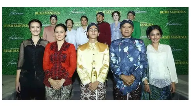 Para aktor film Bumi Indonesia, termasuk Iqbal Ramadhan (depan, tiga dari kiri).