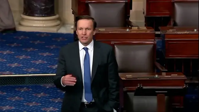 Senador democrata Chris Murphy, com terno, fala no Senado dos EUA