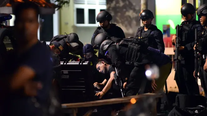 Peristiwa penusukan terhadap dua anggota Brimob terjadi sekitar pukul 19.30 WIB, seusai para jemaah di Masjid Falatehan merampungkah salat Isya berjamaah.