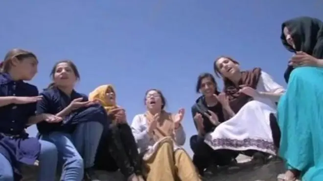 AFGHAN GUITAR GIRLS