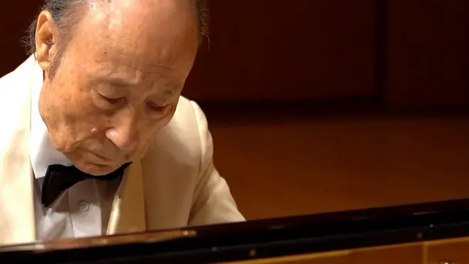 주름이 가득 잡혔지만, 피아노 건반을 가르는 그의 손가락은 가볍고 경쾌했다.