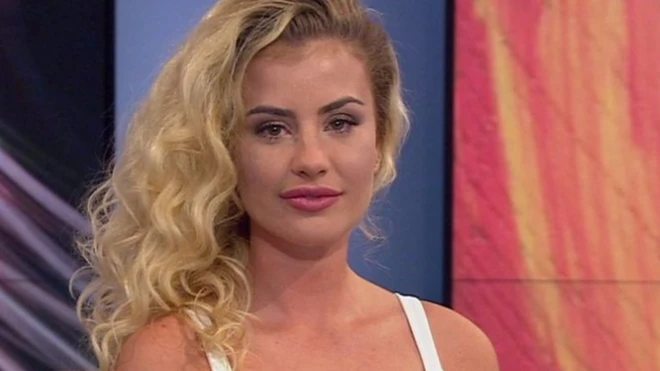 બ્રિટિશ મોડેલ ક્લોઈ એલિંગ