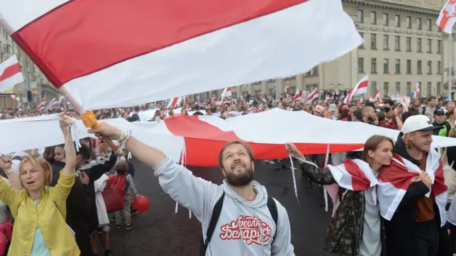 Массовые обыски, задержания и аресты начались после того, как белорусы стали протестовать против избрания Лукашенко на шестой срок в прошлом году