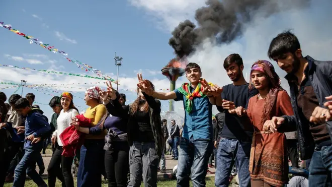 Diyarbakırda polislərlə yanaşı HDP-nin 300 nümayəndəsi də təhlükəsizlik tədbirlərinə nəzarət edirdi.