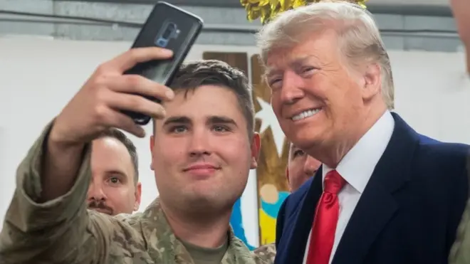 इराक़ स्थित अमरीकी बेस में एक सैनिक के साथ अमरीकी राष्ट्रपति डोनल्ड ट्रंप