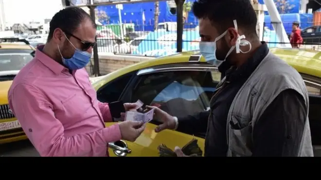 تحذر منظمات حقوقية من أن انتشار الفيروس في سوريا قد يكون له عواقب وخيمة في ظل الظروف المتوافرة هناك