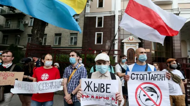 Під посольством Білорусі в Києві постійно відбуваються акції на підтримку білоруських протестувальників