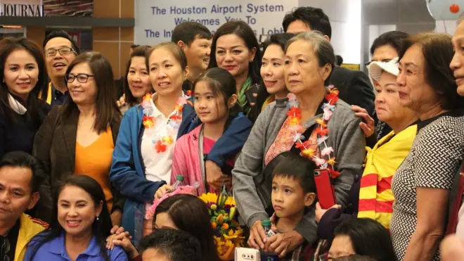 Mẹ Nấm cùng gia đình và những người ủng hộ tại sân bay Houston hôm 17/10 giờ địa phương