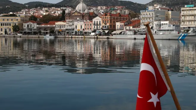 ساحل اليونان من مركب عليه علم تركيا