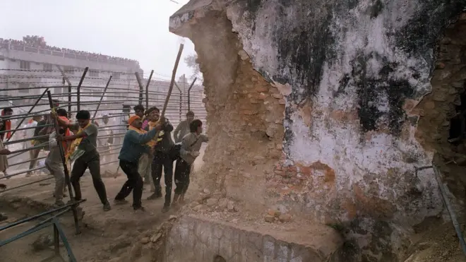 Umat Hindu meyakini lokasi masjid merupakan tempat kelahiran Dewa Rama.