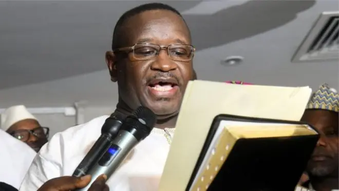 Julius Maada Bio prête serment dans un hôtel de Freetown, mercredi 5 avril 2018.