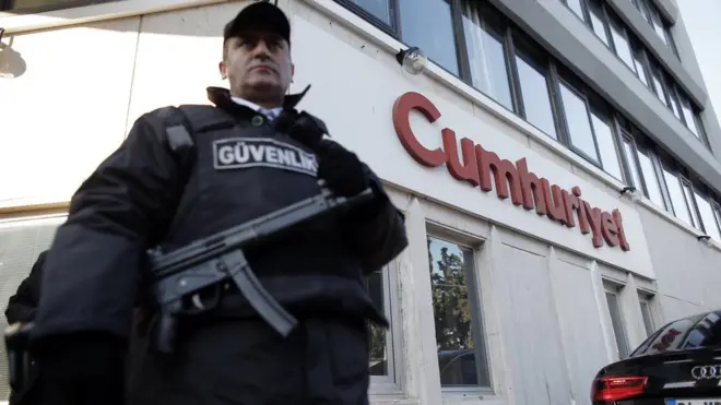 Sedikitnya 12 wartawan dan pimpinan Cumhuriyet ditangkap dan ditahan.