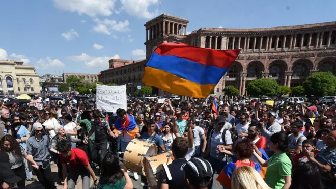 المحتجون يقولون إن النظام كله ملطخ بالرغبة في السلطة