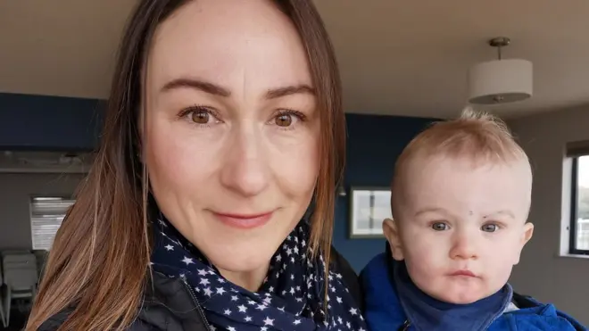 貝克（Lucy Baker）在2018年生子時，請了六個月產假。