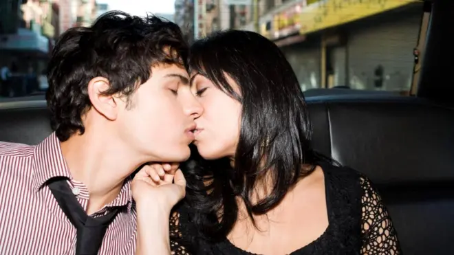 Целующиеся в автомобиле