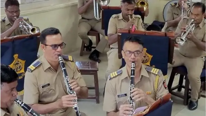 శ్రీవల్లి పాటను ముంబయి పోలీసులు ఎలా రీక్రియేట్ చేశారో చూశారా..