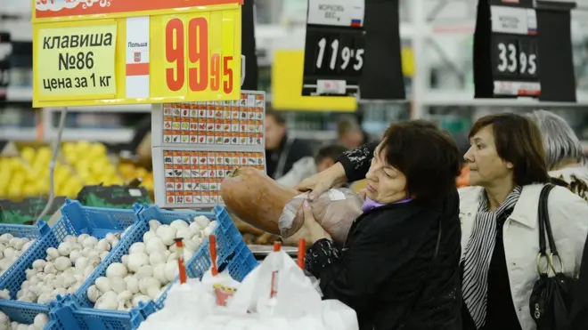 Россияне в ответ на кризис начали выращивать овощи на дачах и менять профессии