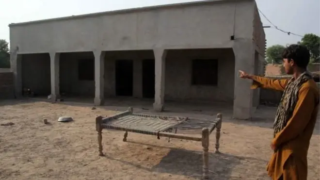 د ملتان په مظفراباد سیمه کې یو کلیوال هغه کور ته اشاره کوي، چې په کې پر ۱۷ کلنې نجلۍ جنسي تېری شوی